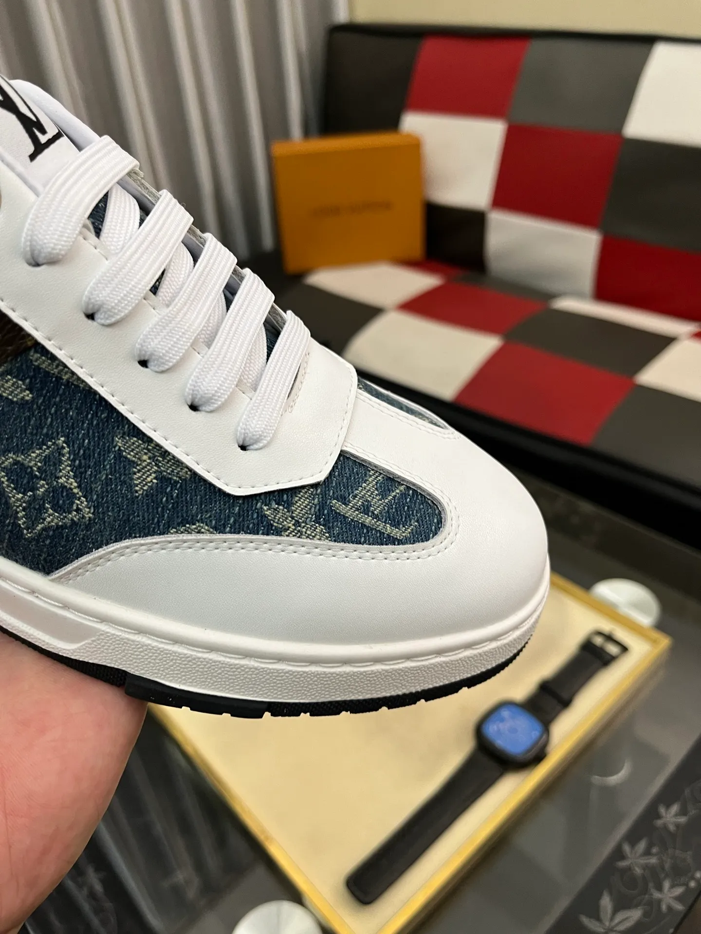 Men's shoes 💰400⌚️⌚️《Louis vuitton/LV Louis Vuitton》original quality.~ Unique modern style sneakers. 🏃A must-have casual shoe for trendy men😍😍 Original brand imported from Italy, imported original leather, cowhide lining (refuses to discolor and grind feet) sole: original sole provided by the original factory, French lazy style design ⚠️Fit to the feet, original quality, super comfortable original sole. Code number: 38-442️⃣Colors available